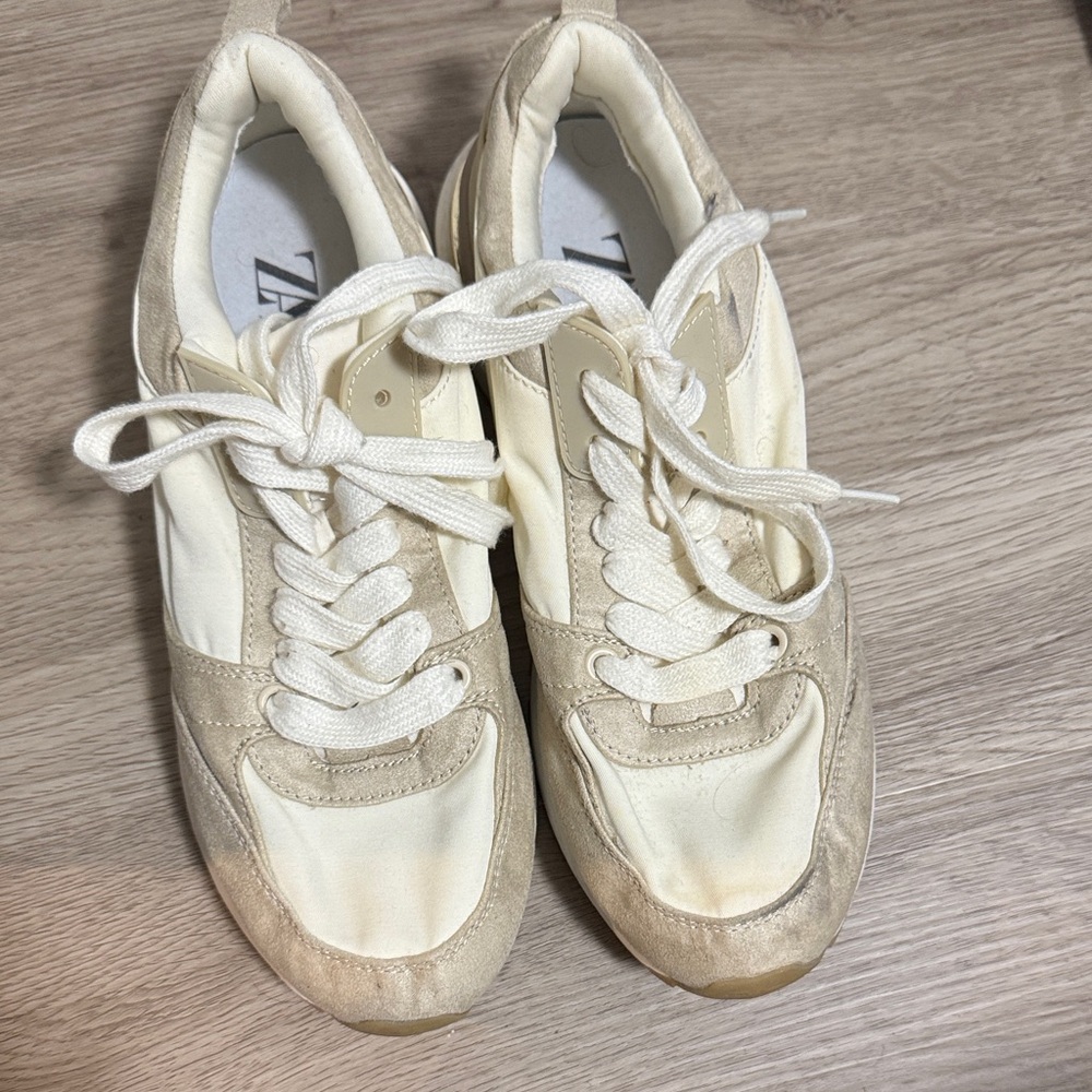 Zara Women's Beige and Off-White Sneakers